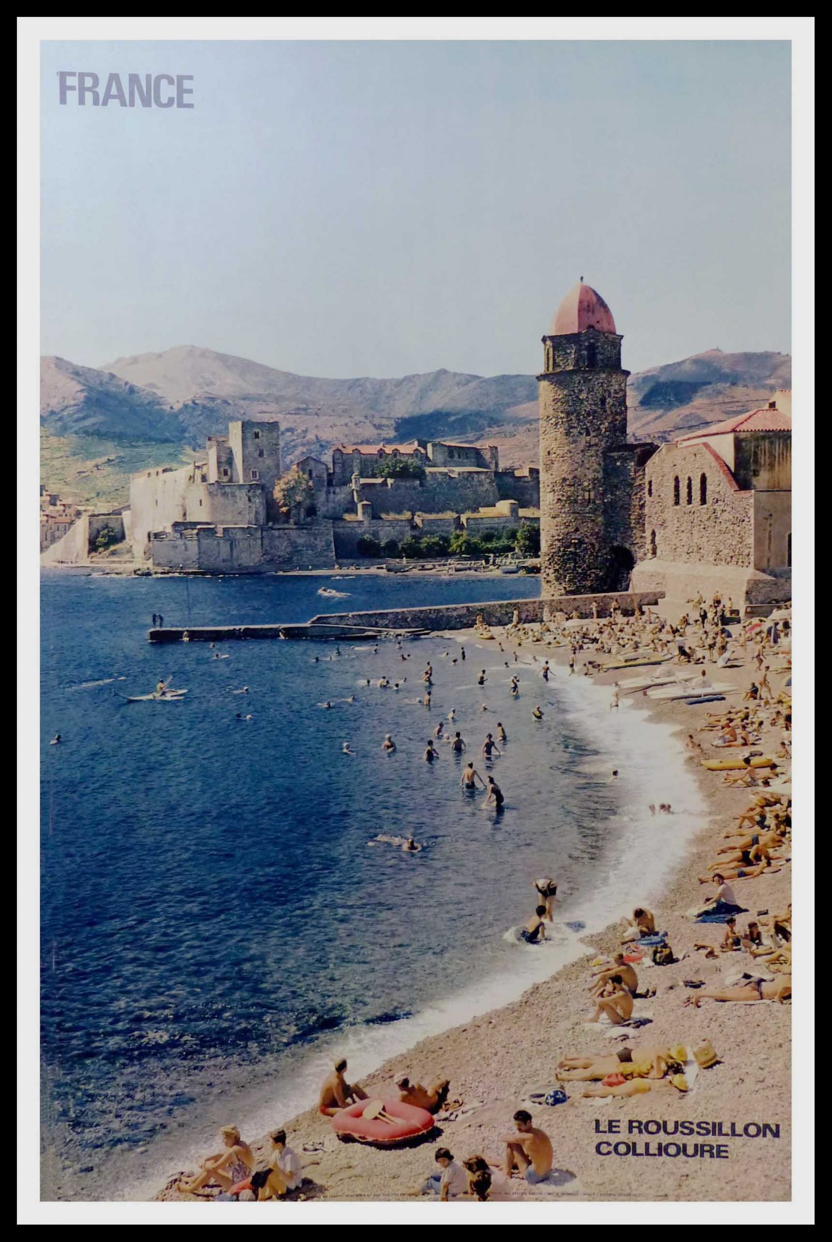 (alt="original travel poster France le Roussillon Collioure Photo Sylvain KNECHT 1973")